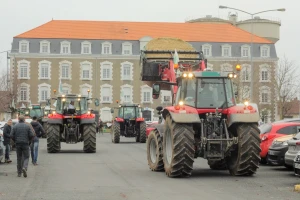 Slama na ulice, gnojnica na javne zgrade - tako protestuju francuski poljoprivrednici