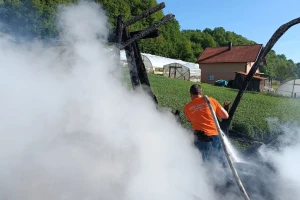 Plamen zaprijetio i štali sa životnjama, srećom, vatrogasci brzo stigli