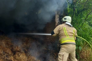 Udar groma izazvao požar u štali, vatru gasili pet sati