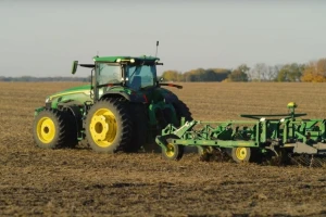 John Deere traktor budućnosti - ne treba vozača, upravlja se pametnim telefonom