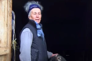Branka je jedina stanovnica planinskog sela, ima sedam krava i 20 ovaca
