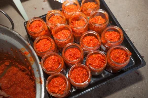 Ajvar: Šta je bolje - pečena ili barena paprika?