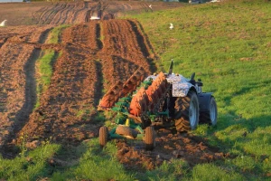 Belarus predstavio svoj prvi traktor koji ne treba vozača - pogledajte kako ore