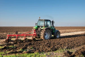Pravilno podešen plug u radu neće zanositi i zabacivati traktor