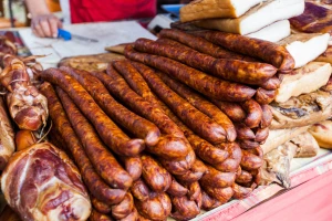 Slovenci pomeli konkurenciju u pravljenu salame - ko pravi najbolje kobasice?