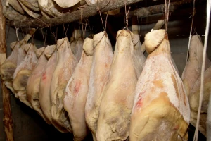 Postavili kante za "pokvarene" pršute i lažno se predstavili kao komunalac