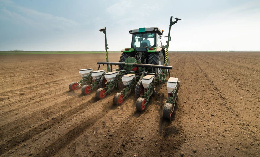 sjetva, traktor na njivi 