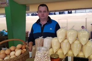 Od povrća, jaja, brašna, pa do zimnice: Svega ima na štandu porodice Popović-Kukrić