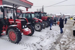 Mirna vožnja traktorima u 8 gradova: Građani pozdravljaju mljekare