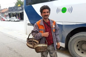 Pletenje korpe na stari način, branje vrbovog pruća na ekološki