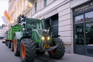 Šta radi traktor s dvije prikolice pšenice u centru Münchena?