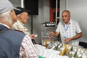 Gdje je sajam tu je i Semir Bulić, a na štandu k’o u košnici
