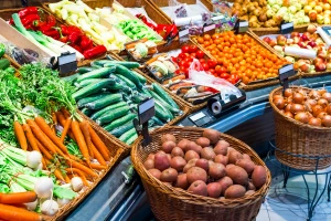 Kupite blijede jabuke, iskrivljene mrkve i male krompire i spasite domaće farmere - tako kupce poziva njemački Rewe