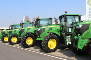 Nizak vodostaj Rajne zaustavio prijevoz John Deere traktora brodovima