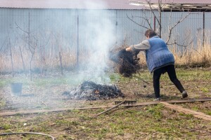 Palila korov pa zapalila i nadstrešnicu s traktorima kod komšinice