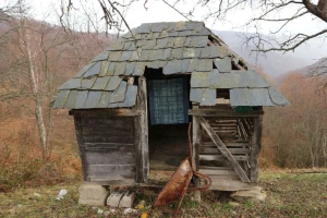 Pomoćni poljoprivredni objekti prepušteni zubu vremena