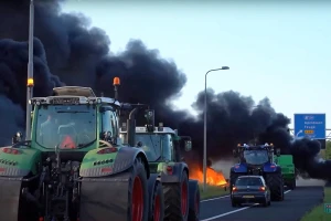 Holandski farmeri na nogama - blokiraju autoputove, izlijevaju gnojnicu, pale slamu