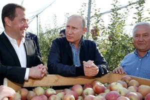 Putin i Medvedev u posjeti voćnjaku: Branit ćemo se ovim jabukama