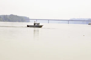 Teretni brod se zabio u most, u Dunav potonula barža s hiljadu tona umjetnog gnojiva