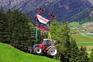 Kad ne ide cestom, ide zrakom: Žičarom prevezao traktor do gazdinstva