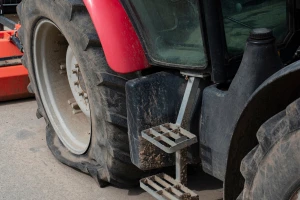 Povrijeđen vozač u sudaru automobila i traktora