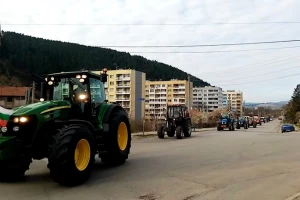 Protest bugarskih i rumunskih poljoprivrednika: Cisternu mlijeka prosuli u septičku jamu