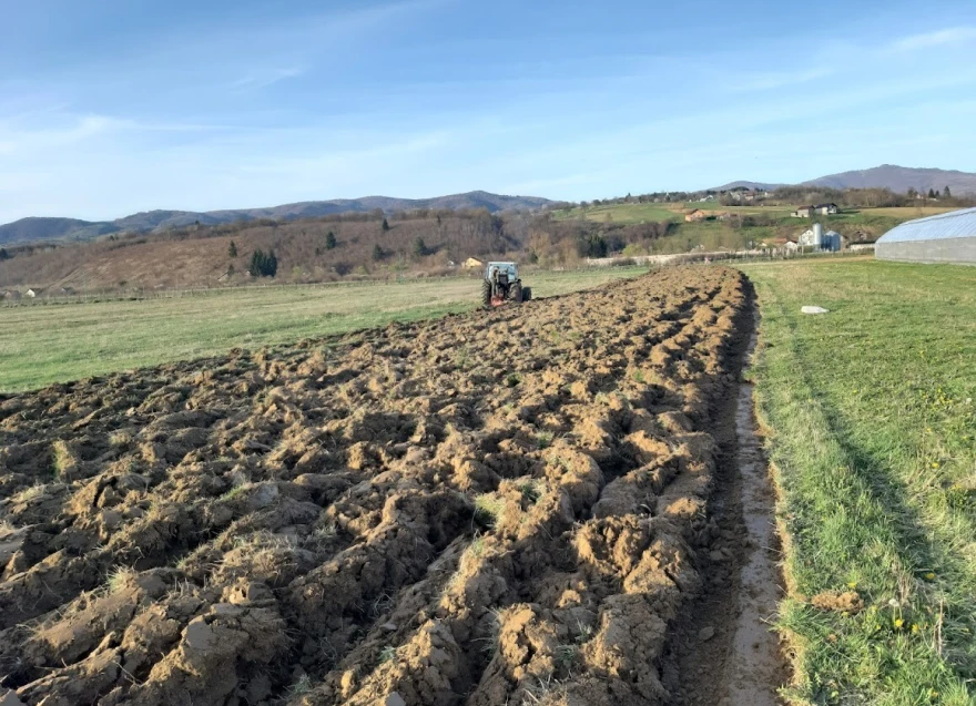 traktor na njivi ore