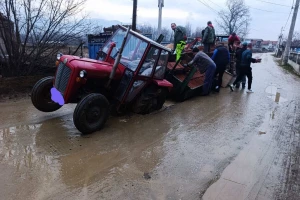 Nesvakidašnji prizor: Put "progutao" traktor