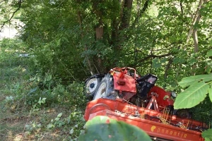 Dobojlija teško povrijeđen u prevrtanju traktora s prikolicom