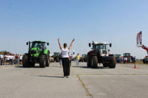 Fendt slavio u utrci traktora, John Deere vozio u rikverc!