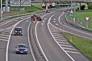 Ne znaju za šta ga prije kazniti: Ukrao traktor pa vozio autocestom u krivom smjeru, bez vozačke